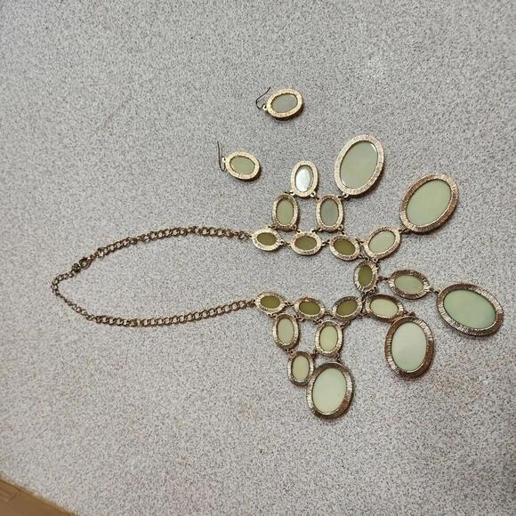 Charming Charlie Iridescent Oval Stone Necklace with Matching Earrings - Picture 6 of 7